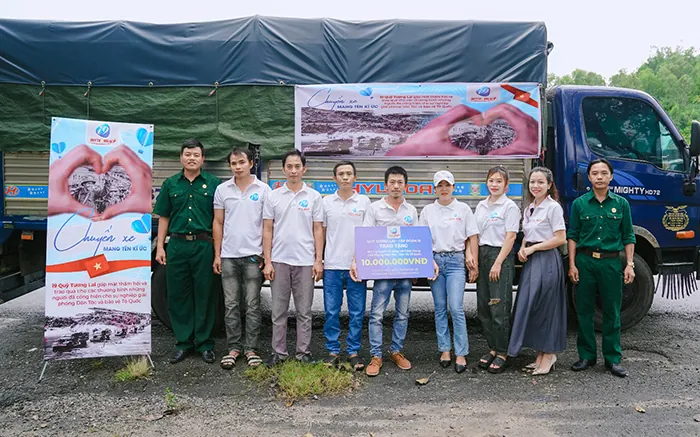 Logo j888 com với biểu tượng vương miện, thể hiện sự uy tín và đẳng cấp