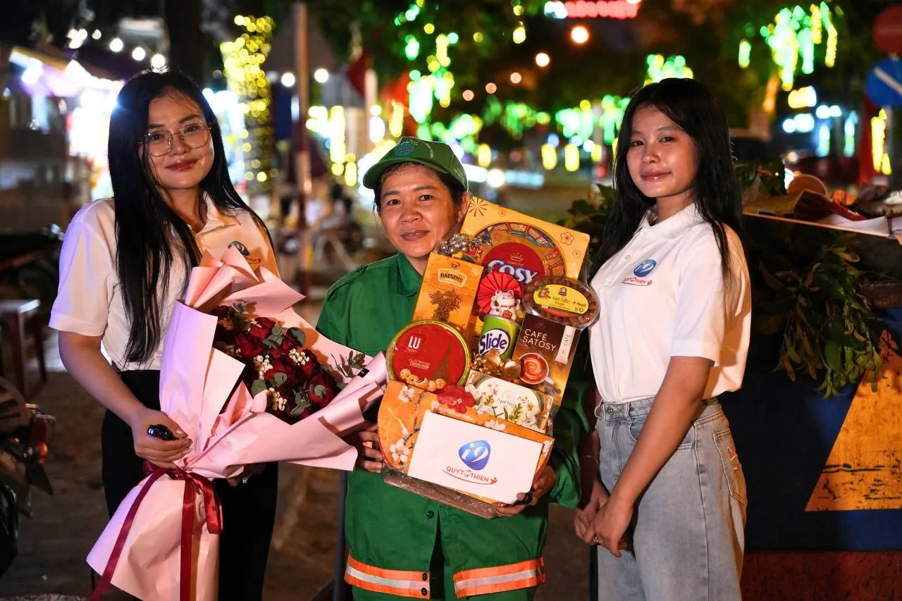 Hai bàn tay bắt chặt, tượng trưng cho sự tin cậy và cam kết của j888 com